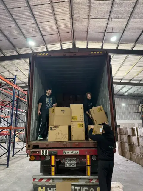 Equipo de Laboratorio 3D descargando un contenedor de impresoras