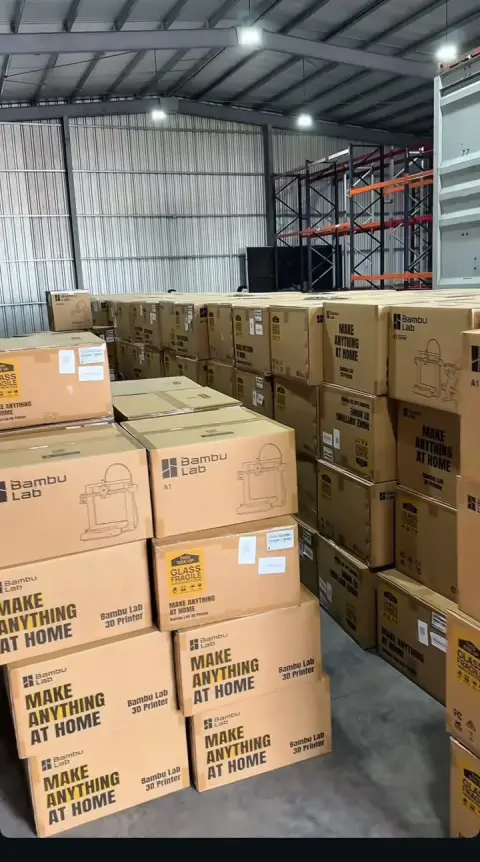 Depósito de Laboratorio 3D con cajas de impresoras Bambu Lab