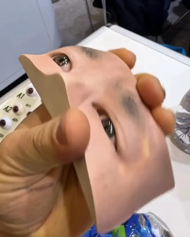 Una cara hiperrealista que se aprieta